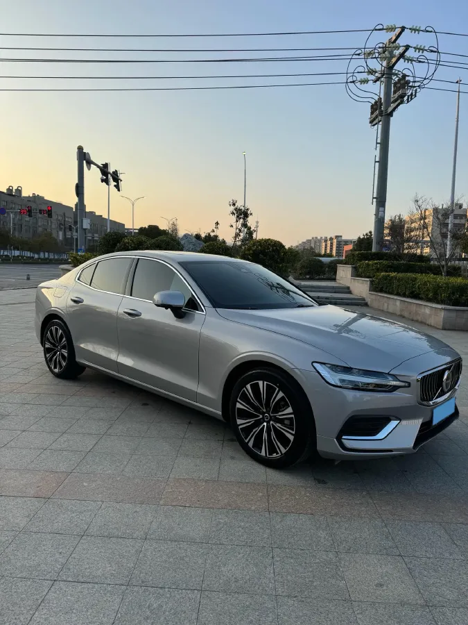 2025 Volvo S60 2.0T 197HP L4 7DCT,autocango,china used car exporter,china ev exporter,chinese used car exporter,chinese used ev exporter