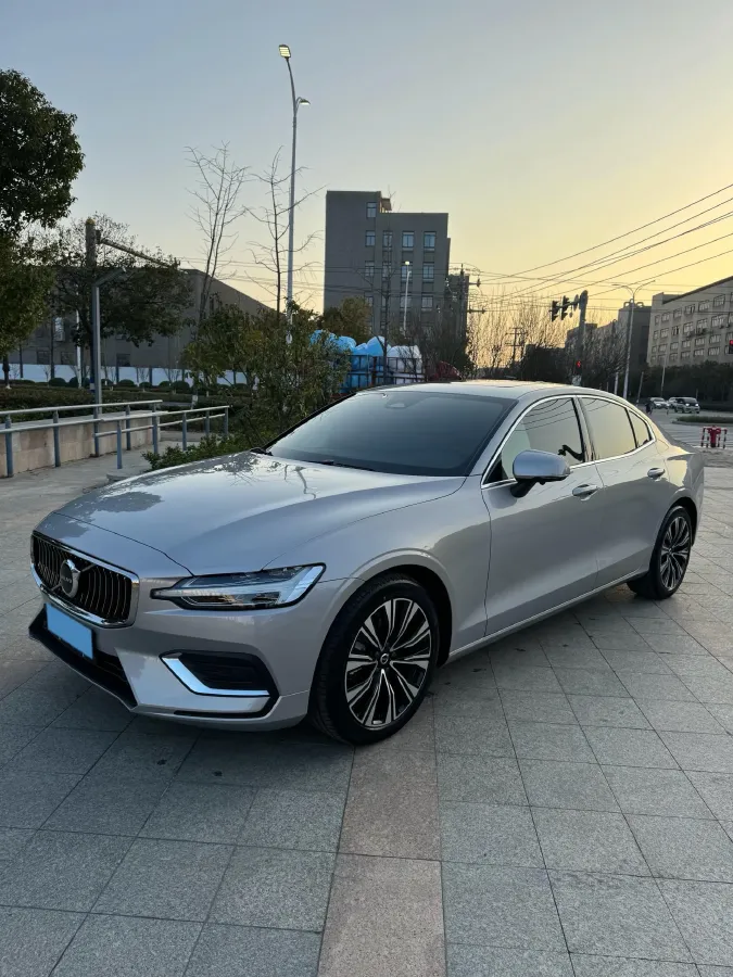 2025 Volvo S60 2.0T 197HP L4 7DCT,autocango,china used car exporter,china ev exporter,chinese used car exporter,chinese used ev exporter