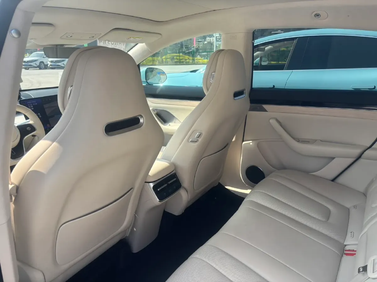 2025 Luxeed R7 REEV 156HP REEV 37KWH,autocango,china used car exporter,china ev exporter,chinese used car exporter,chinese used ev exporter