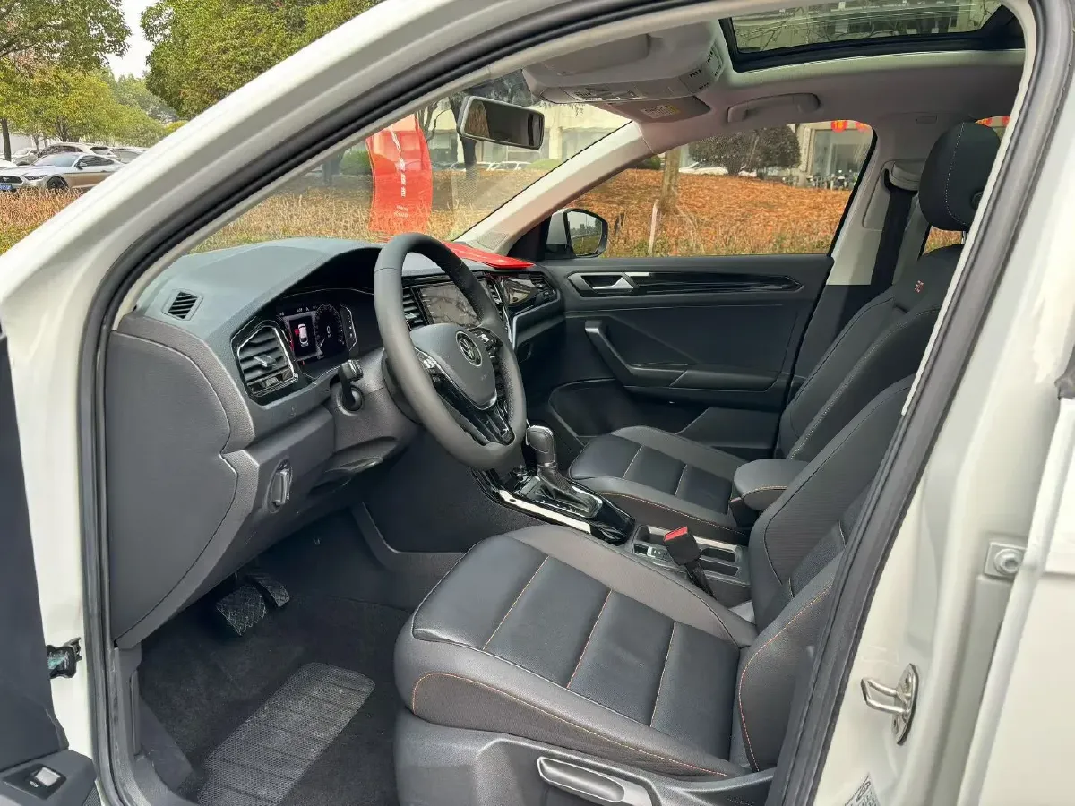 2021 Volkswagen T-Roc 1.4T 150HP L4 7DCT,autocango,china used car exporter,china ev exporter,chinese used car exporter,chinese used ev exporter