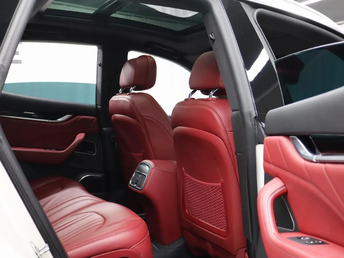 2022 Maserati Levante 2.0T 330HP L4 8AT,autocango,china used car exporter,china ev exporter,chinese used car exporter,chinese used ev exporter