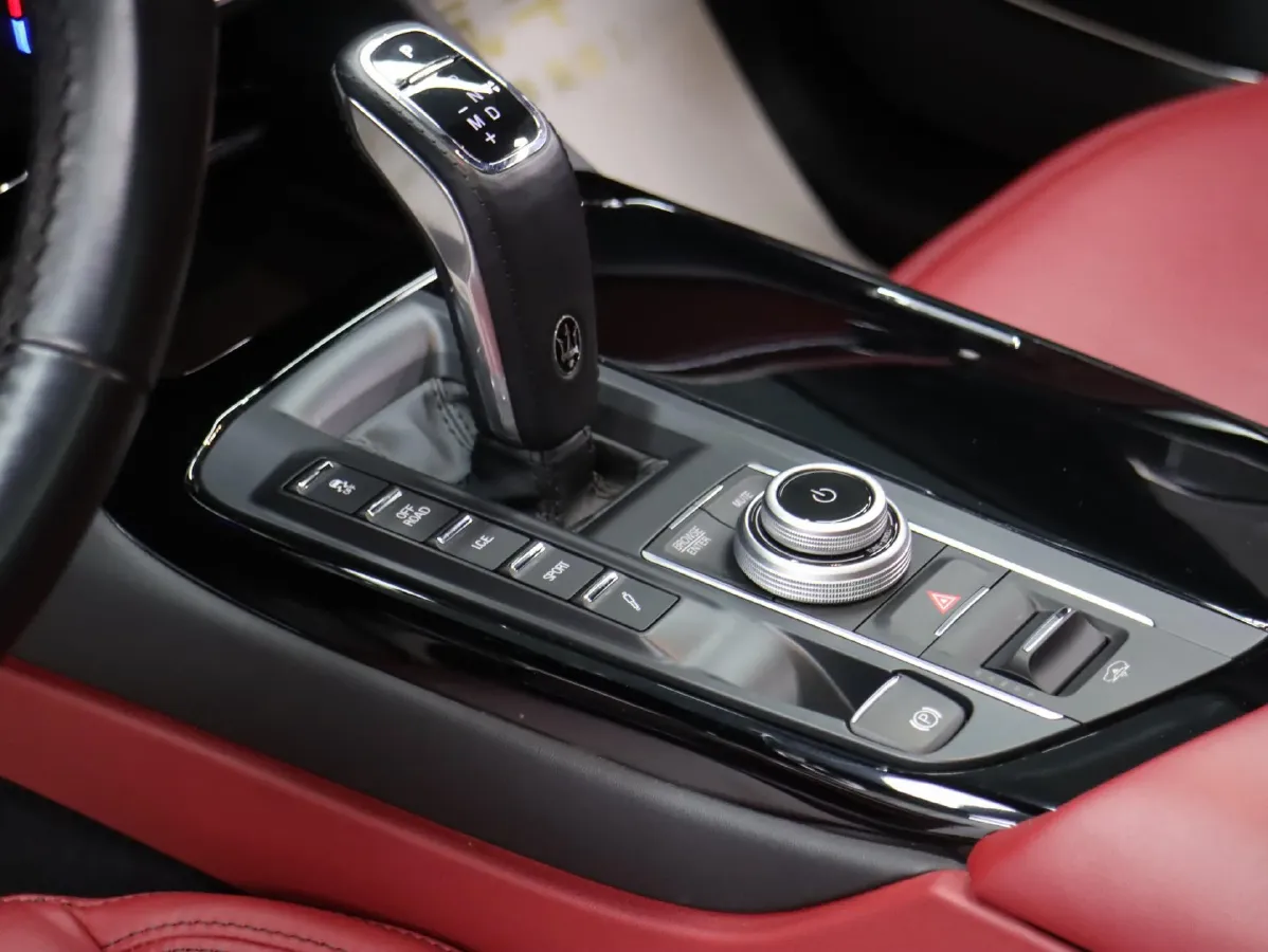 2022 Maserati Levante 2.0T 330HP L4 8AT,autocango,china used car exporter,china ev exporter,chinese used car exporter,chinese used ev exporter