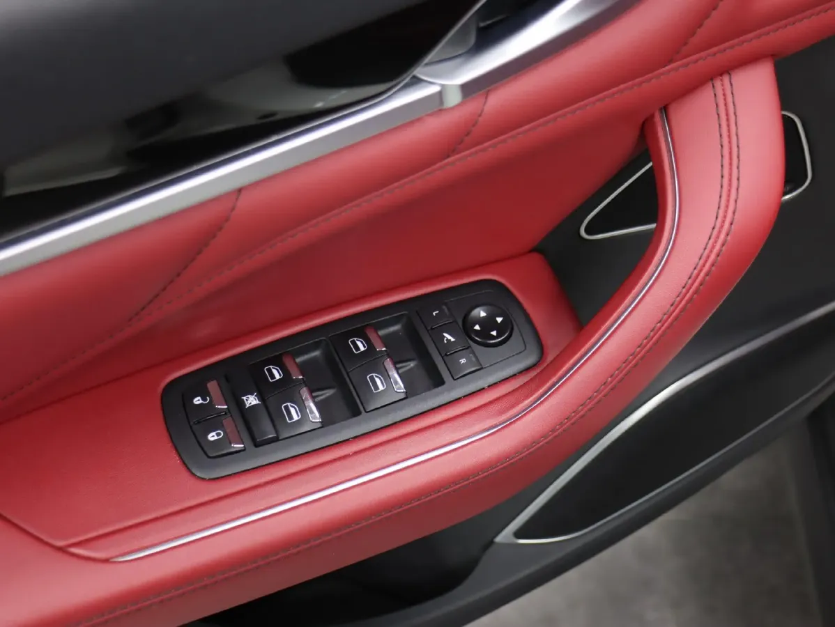 2022 Maserati Levante 2.0T 330HP L4 8AT,autocango,china used car exporter,china ev exporter,chinese used car exporter,chinese used ev exporter