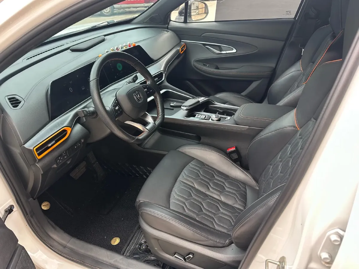 2022 ChangAn UNI-T 1.5T 188HP L4 7DCT,autocango,china used car exporter,china ev exporter,chinese used car exporter,chinese used ev exporter