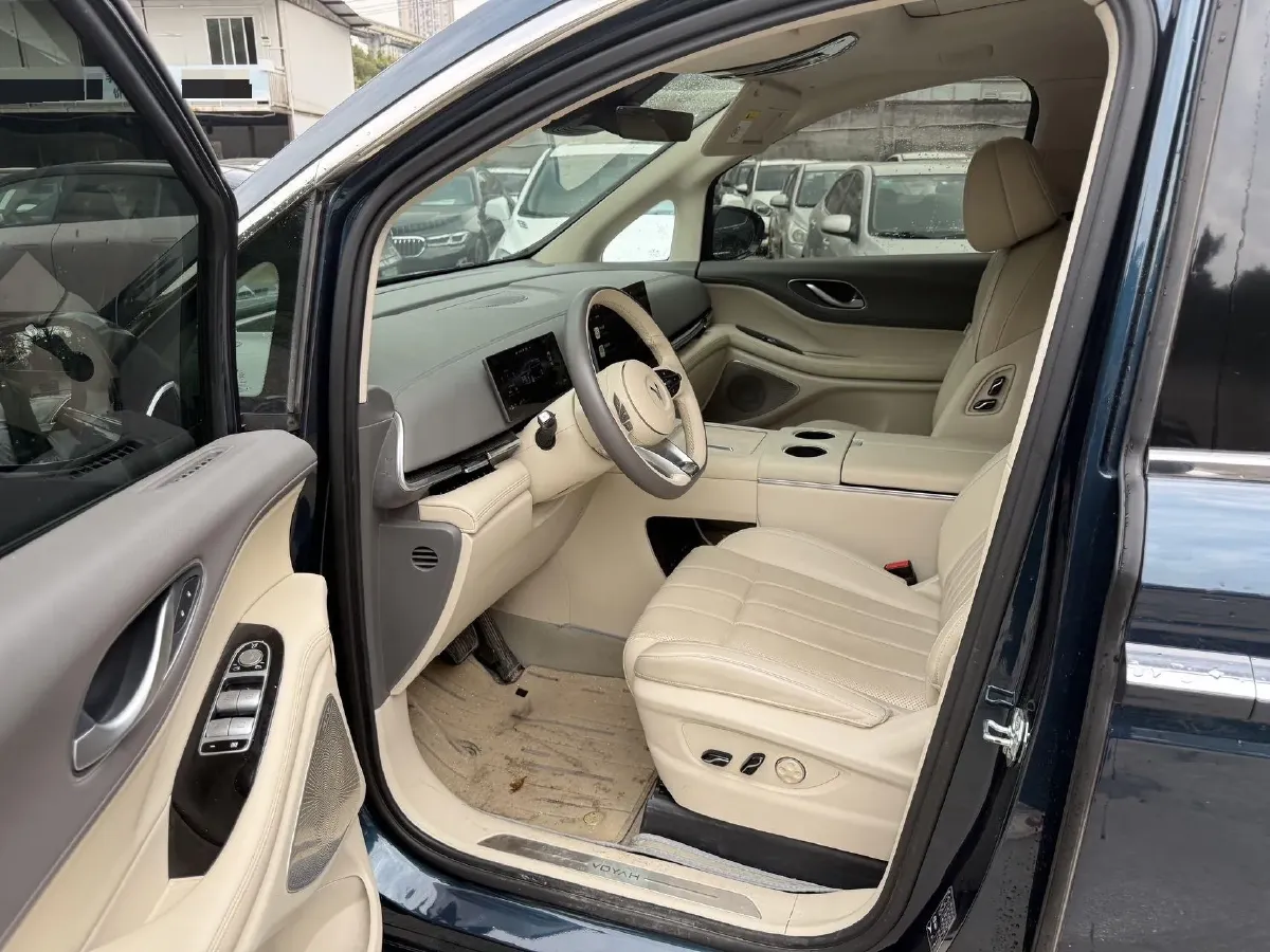 2025 Voyah Dream 1.5T 150HP L4 PHEV 41.7KWH,autocango,china used car exporter,china ev exporter,chinese used car exporter,chinese used ev exporter