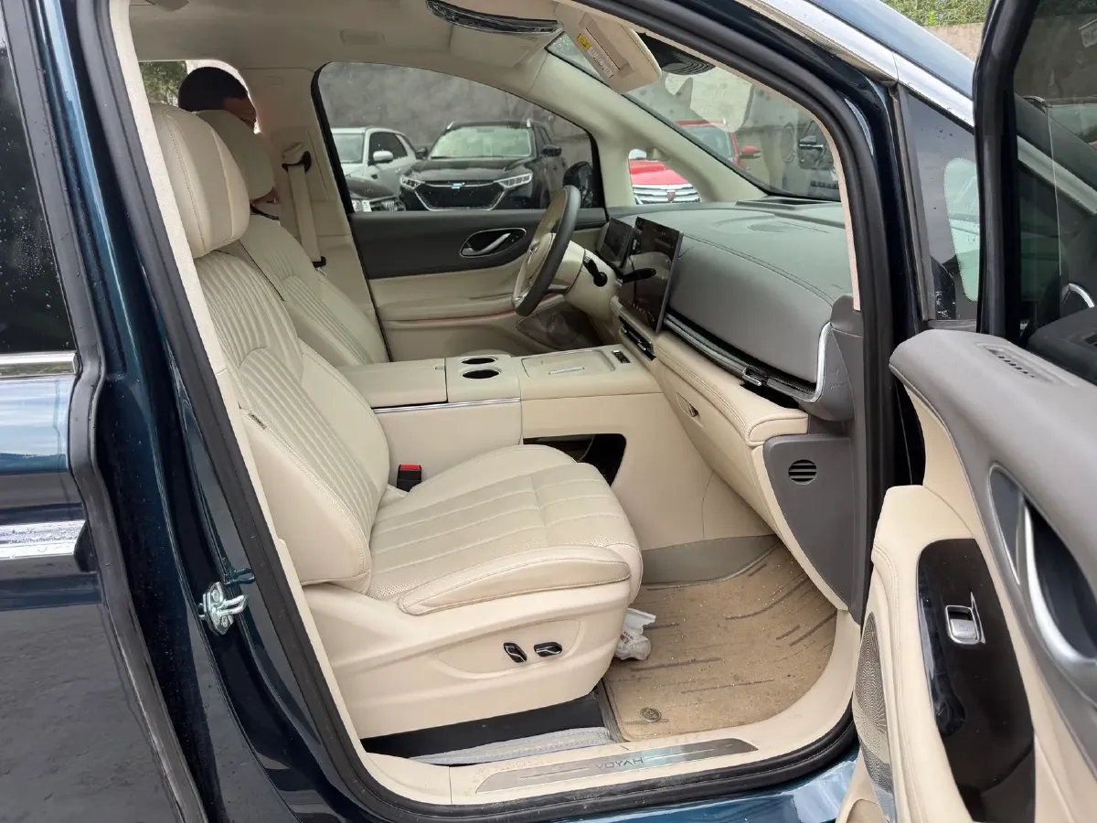 2025 Voyah Dream 1.5T 150HP L4 PHEV 41.7KWH,autocango,china used car exporter,china ev exporter,chinese used car exporter,chinese used ev exporter