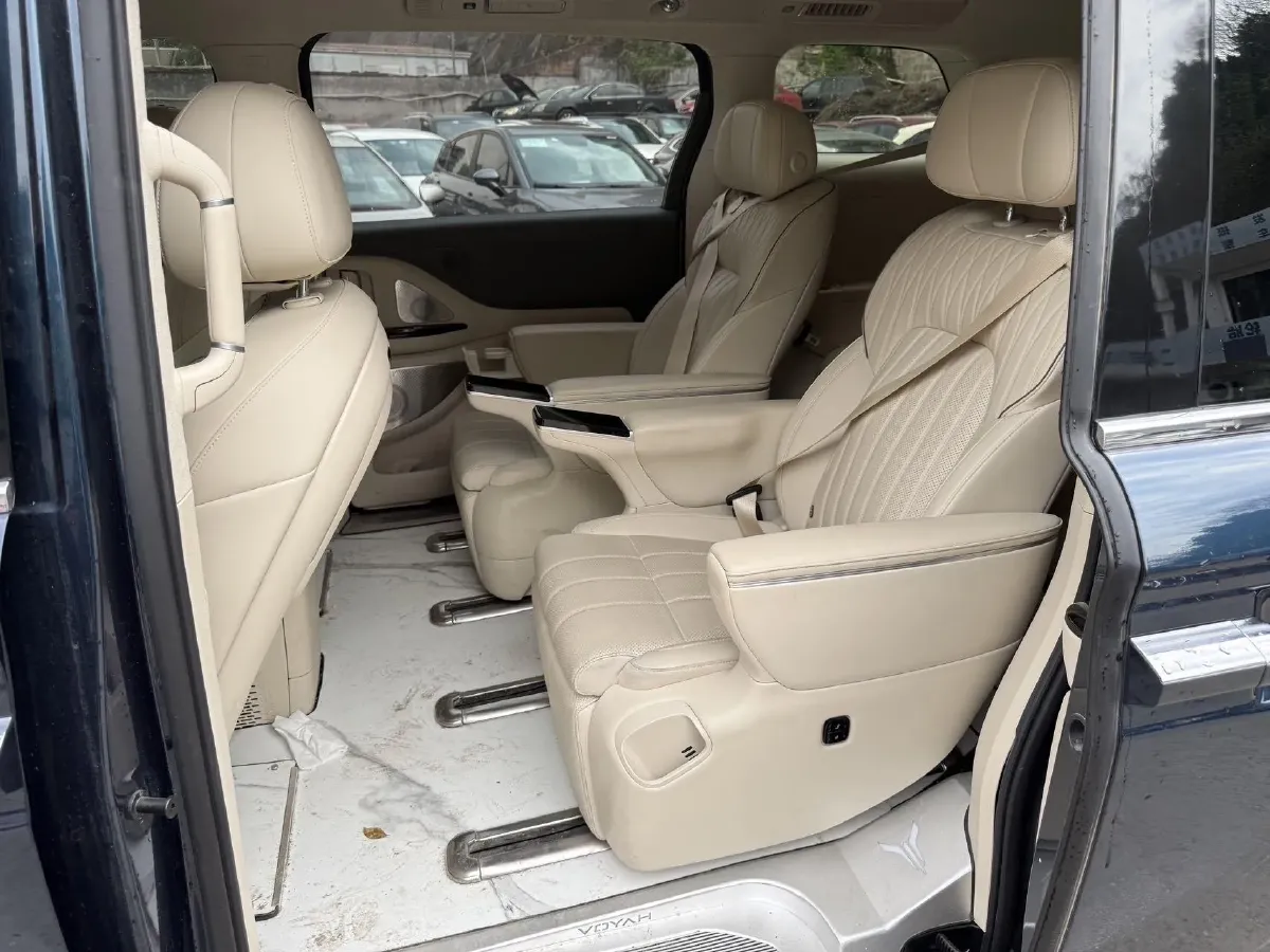 2025 Voyah Dream 1.5T 150HP L4 PHEV 41.7KWH,autocango,china used car exporter,china ev exporter,chinese used car exporter,chinese used ev exporter