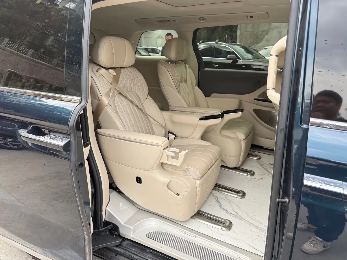 2025 Voyah Dream 1.5T 150HP L4 PHEV 41.7KWH,autocango,china used car exporter,china ev exporter,chinese used car exporter,chinese used ev exporter