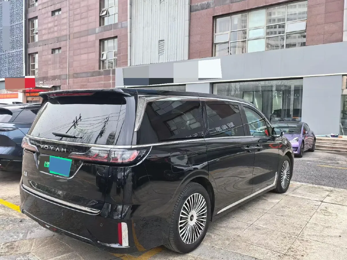 2025 Voyah Dream 1.5T 150HP L4 PHEV 41.7KWH,autocango,china used car exporter,china ev exporter,chinese used car exporter,chinese used ev exporter