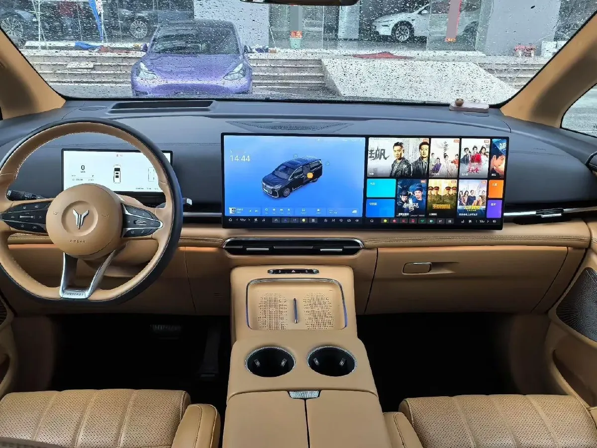 2025 Voyah Dream 1.5T 150HP L4 PHEV 41.7KWH,autocango,china used car exporter,china ev exporter,chinese used car exporter,chinese used ev exporter