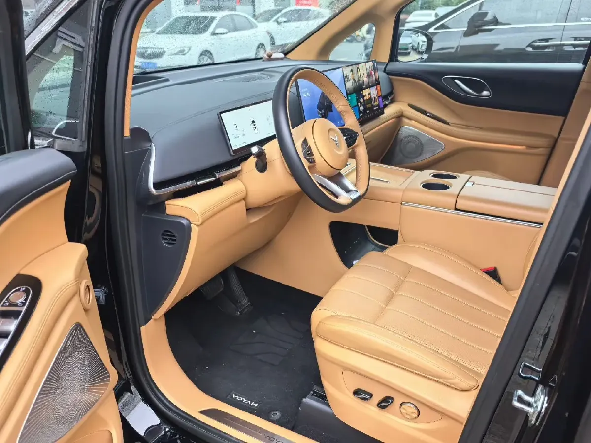 2025 Voyah Dream 1.5T 150HP L4 PHEV 41.7KWH,autocango,china used car exporter,china ev exporter,chinese used car exporter,chinese used ev exporter