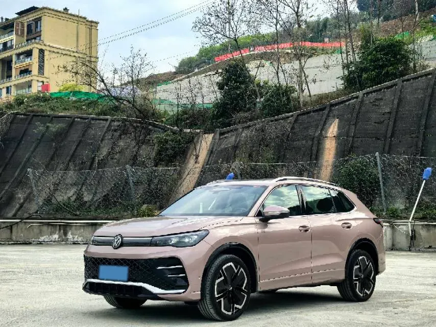 2025 Volkswagen Tiguan L 2.0T 220HP L4 7DCT,autocango,china used car exporter,china ev exporter,chinese used car exporter,chinese used ev exporter