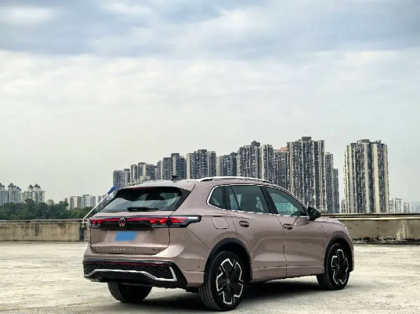 2025 Volkswagen Tiguan L 2.0T 220HP L4 7DCT,autocango,china used car exporter,china ev exporter,chinese used car exporter,chinese used ev exporter