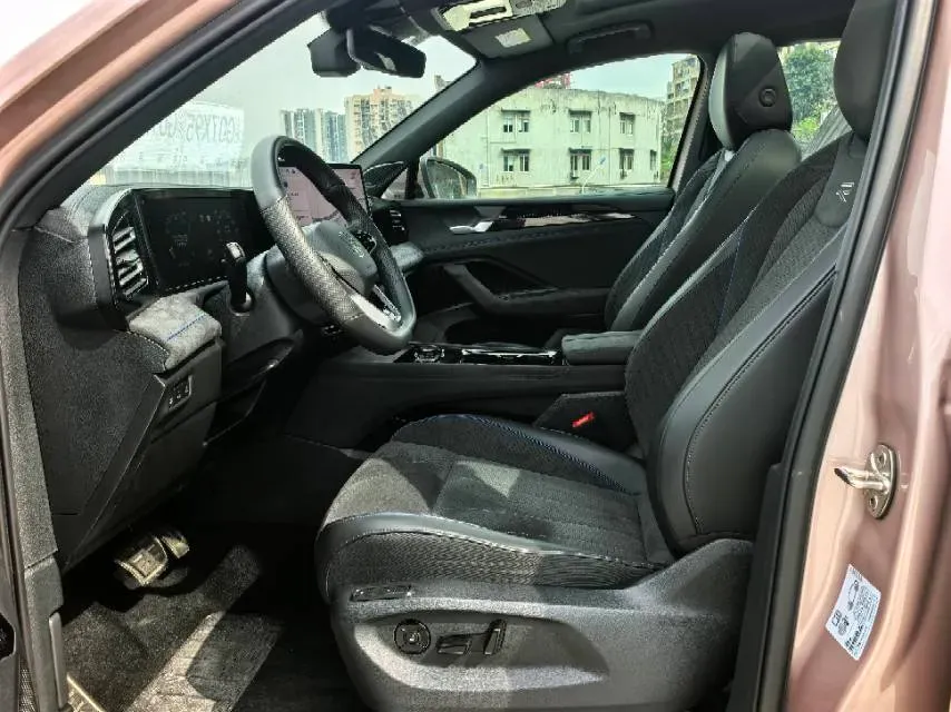 2025 Volkswagen Tiguan L 2.0T 220HP L4 7DCT,autocango,china used car exporter,china ev exporter,chinese used car exporter,chinese used ev exporter