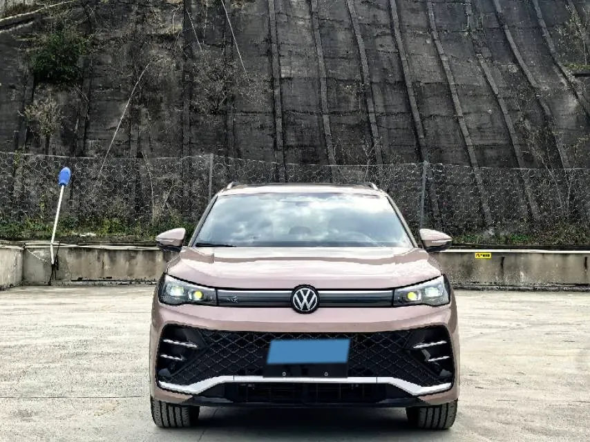 2025 Volkswagen Tiguan L 2.0T 220HP L4 7DCT,autocango,china used car exporter,china ev exporter,chinese used car exporter,chinese used ev exporter