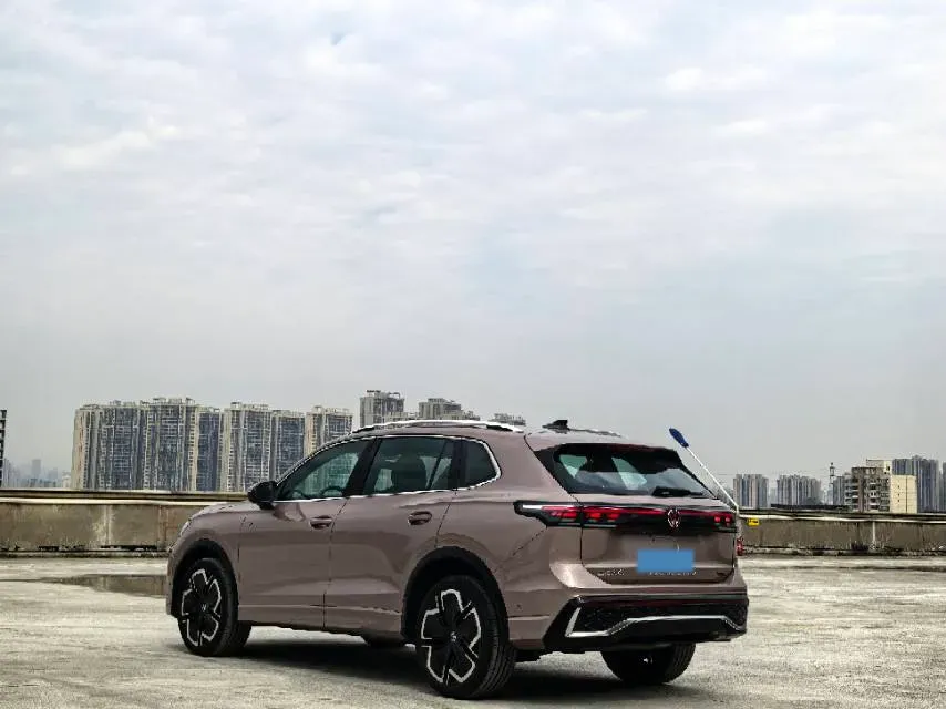 2025 Volkswagen Tiguan L 2.0T 220HP L4 7DCT,autocango,china used car exporter,china ev exporter,chinese used car exporter,chinese used ev exporter