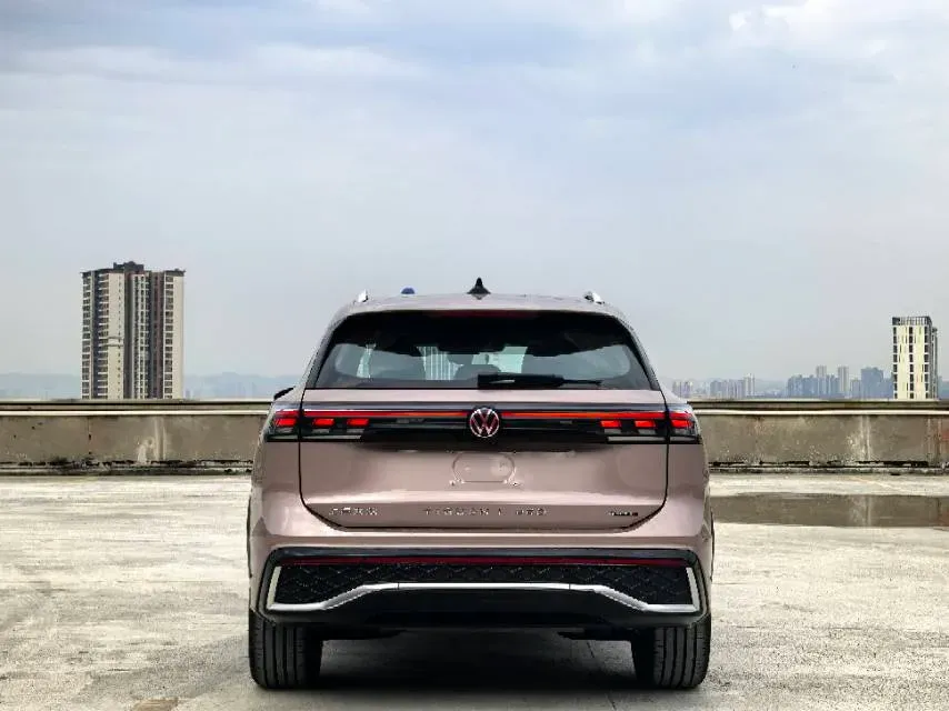 2025 Volkswagen Tiguan L 2.0T 220HP L4 7DCT,autocango,china used car exporter,china ev exporter,chinese used car exporter,chinese used ev exporter