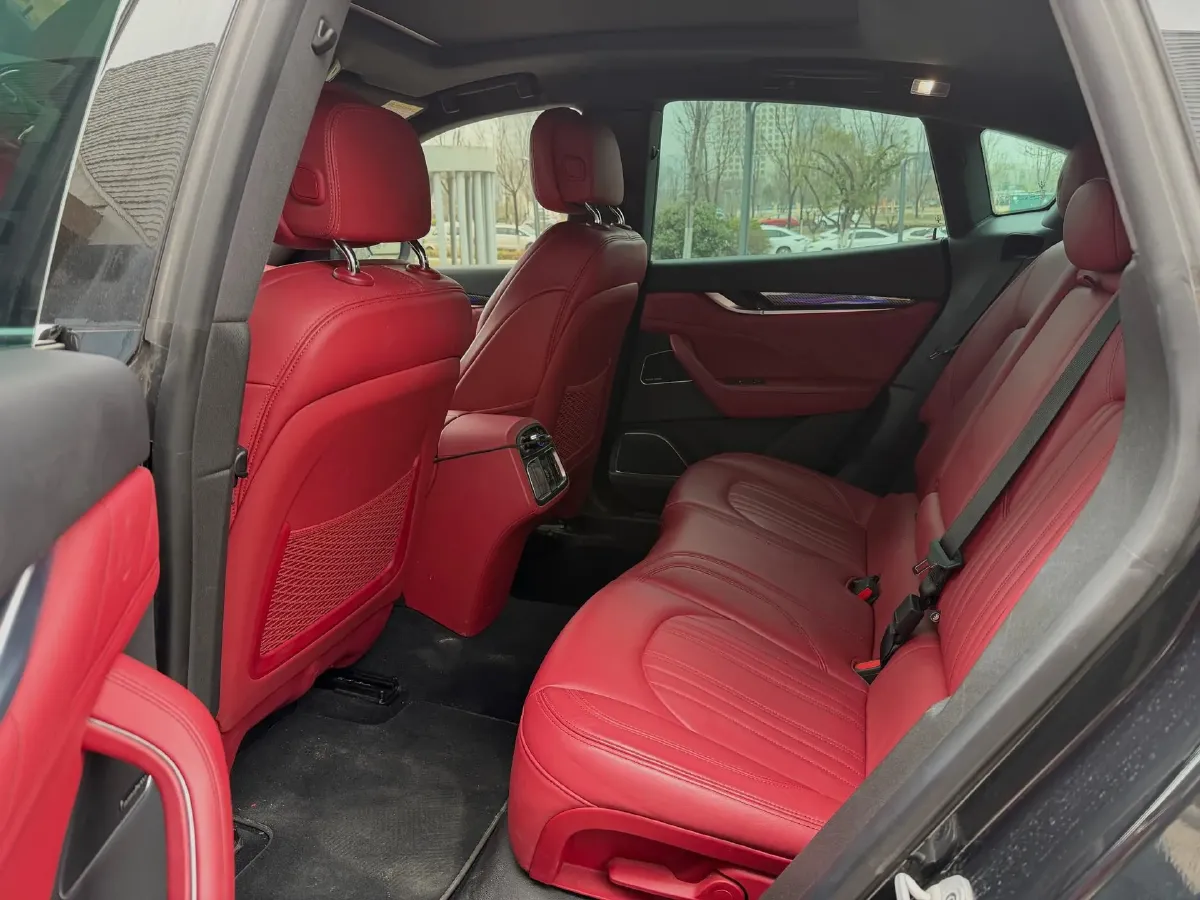 2022 Maserati Levante 2.0T 330HP L4 8AT,autocango,china used car exporter,china ev exporter,chinese used car exporter,chinese used ev exporter