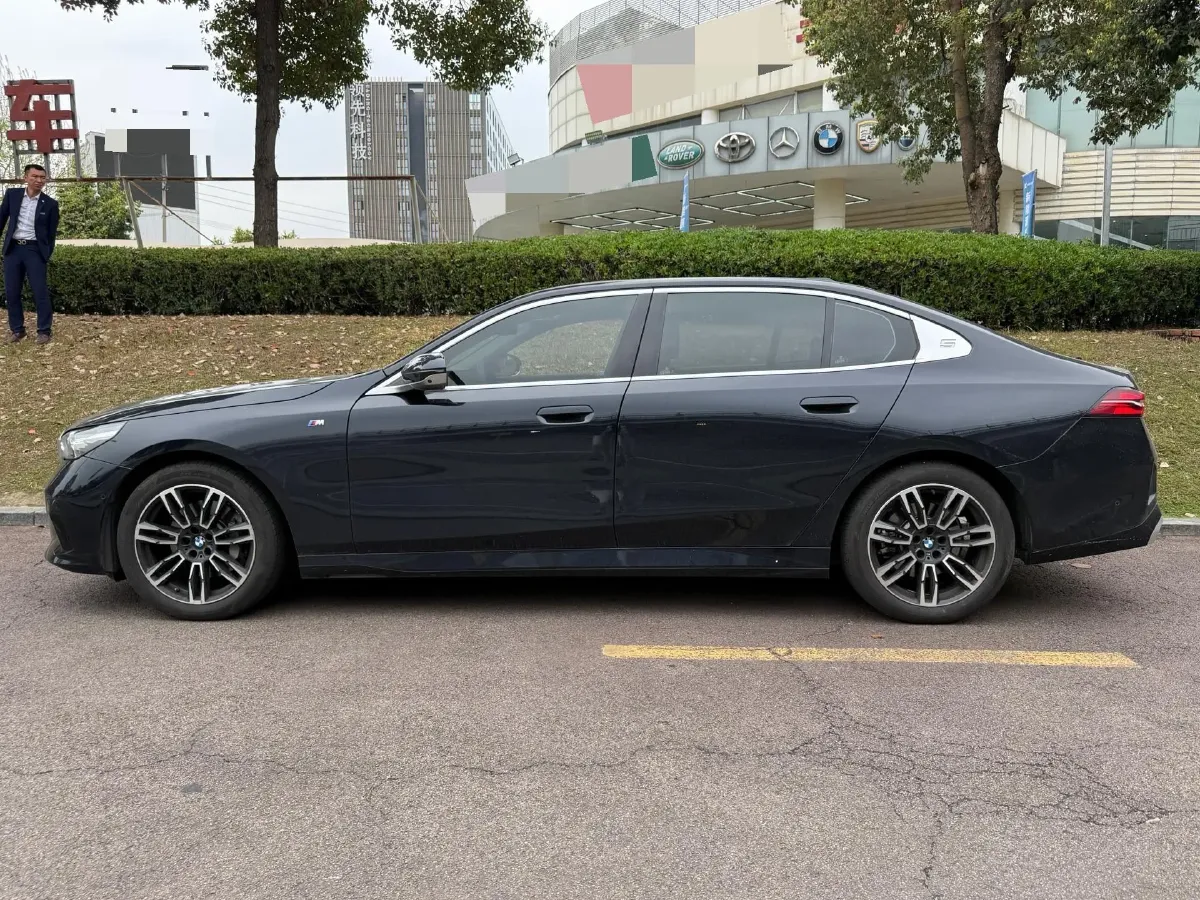 2025 BMW 5 Series 2.0T 258HP L4 8AT,autocango,china used car exporter,china ev exporter,chinese used car exporter,chinese used ev exporter