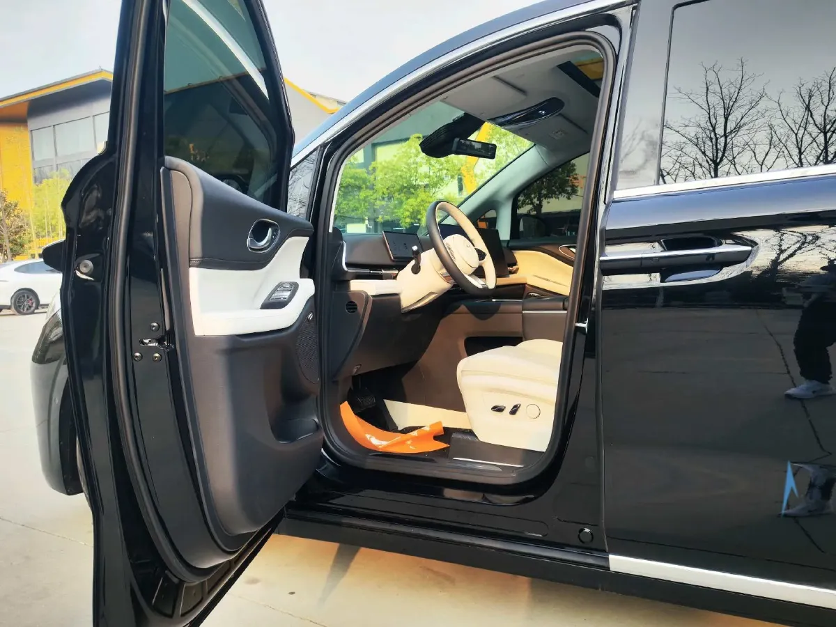 2025 Voyah Dream 1.5T 150HP L4 PHEV 41.7KWH,autocango,china used car exporter,china ev exporter,chinese used car exporter,chinese used ev exporter