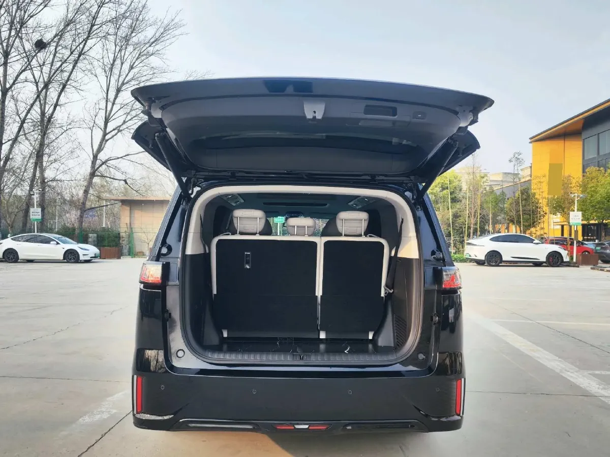 2025 Voyah Dream 1.5T 150HP L4 PHEV 41.7KWH,autocango,china used car exporter,china ev exporter,chinese used car exporter,chinese used ev exporter