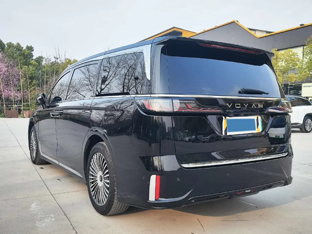 2025 Voyah Dream 1.5T 150HP L4 PHEV 41.7KWH,autocango,china used car exporter,china ev exporter,chinese used car exporter,chinese used ev exporter