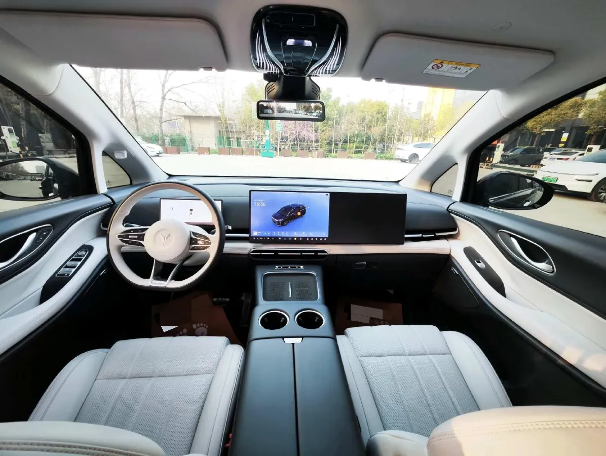 2025 Voyah Dream 1.5T 150HP L4 PHEV 41.7KWH,autocango,china used car exporter,china ev exporter,chinese used car exporter,chinese used ev exporter