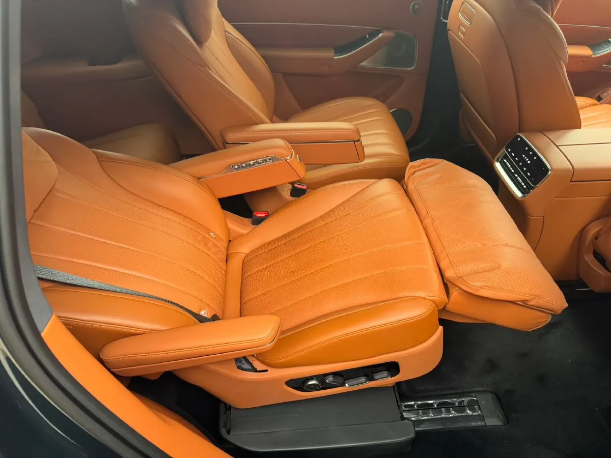 2025 AITO AITO M8 REEV 160HP REEV 53.4KWH,autocango,china used car exporter,china ev exporter,chinese used car exporter,chinese used ev exporter