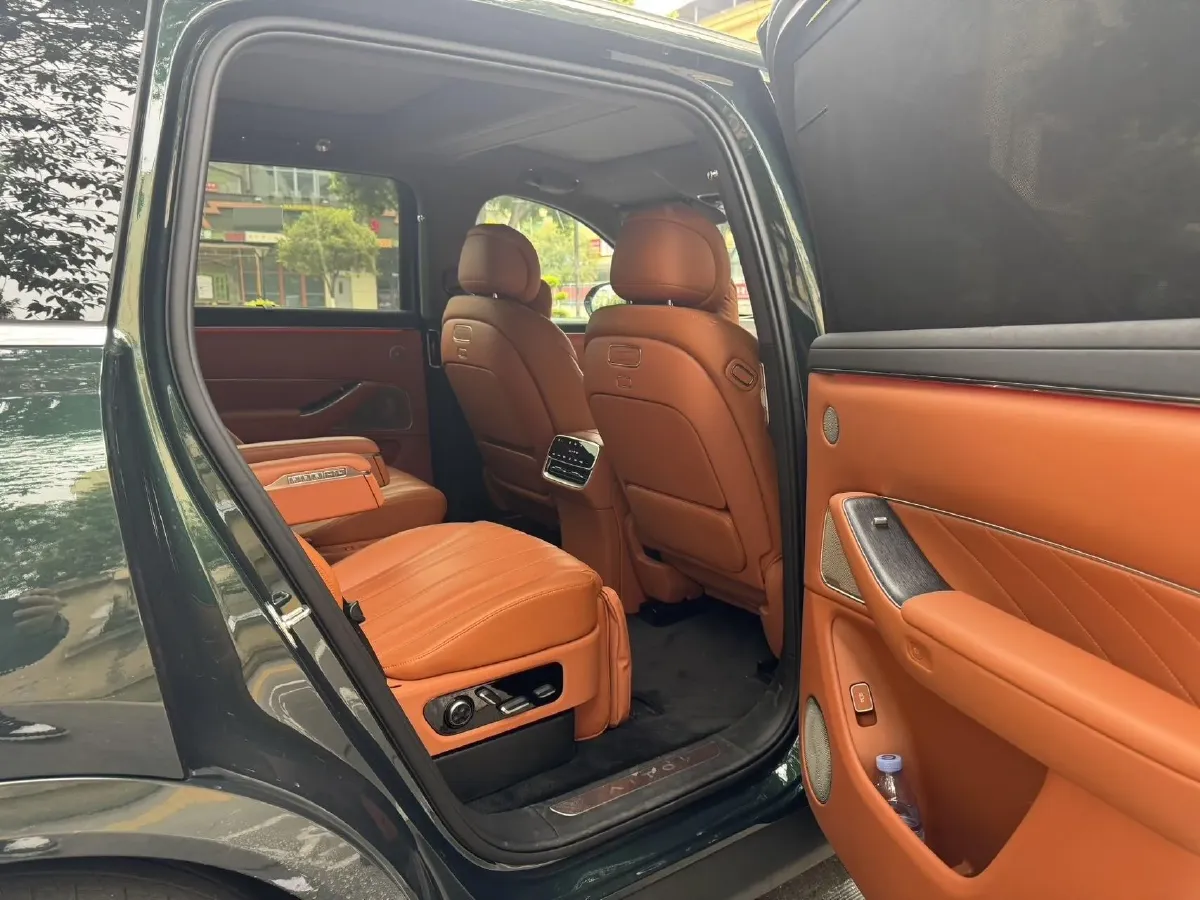 2025 AITO AITO M8 REEV 160HP REEV 53.4KWH,autocango,china used car exporter,china ev exporter,chinese used car exporter,chinese used ev exporter