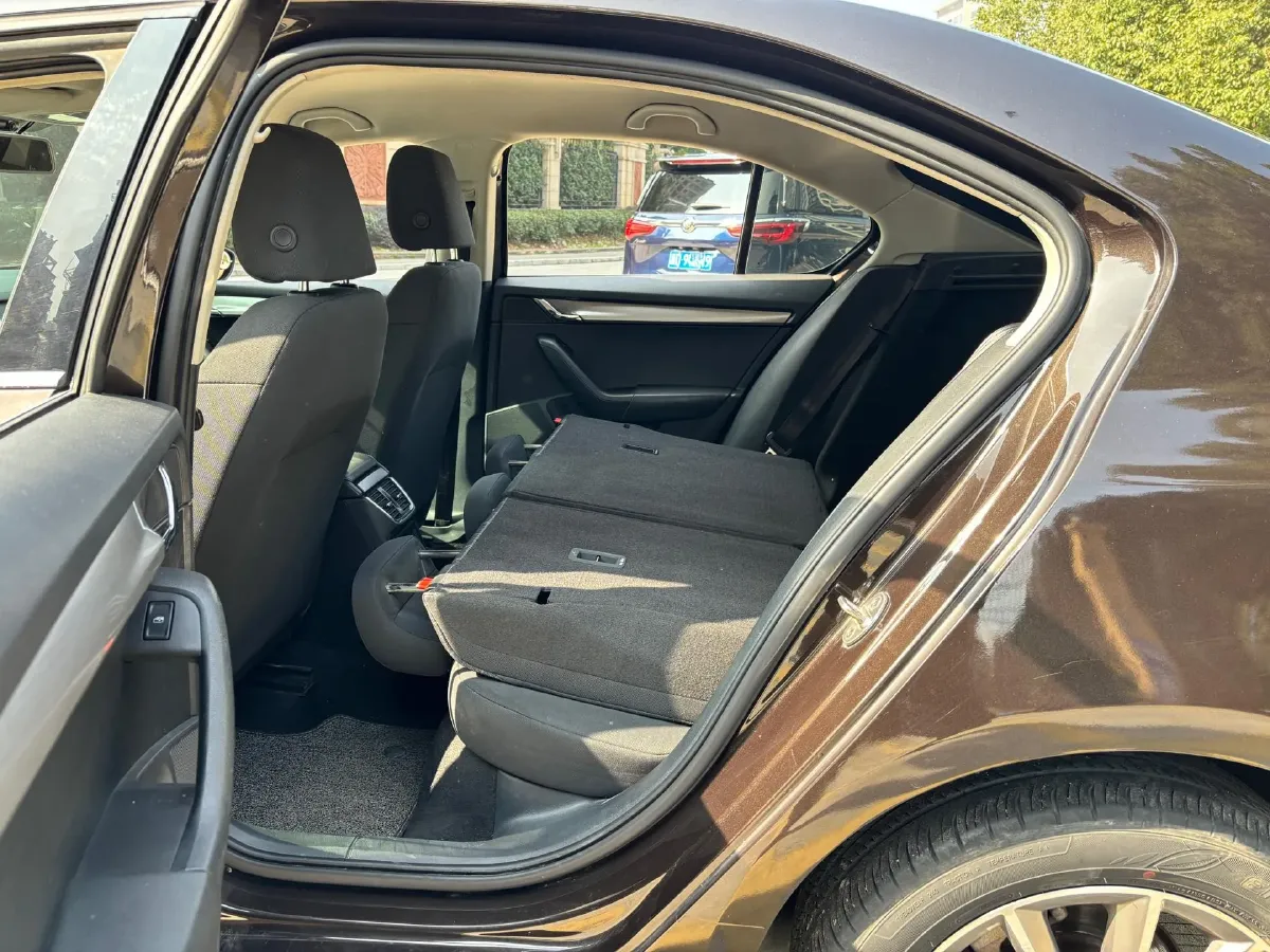 2019 Skoda Octavia 1.5L 116HP L4 6AT,autocango,china used car exporter,china ev exporter,chinese used car exporter,chinese used ev exporter