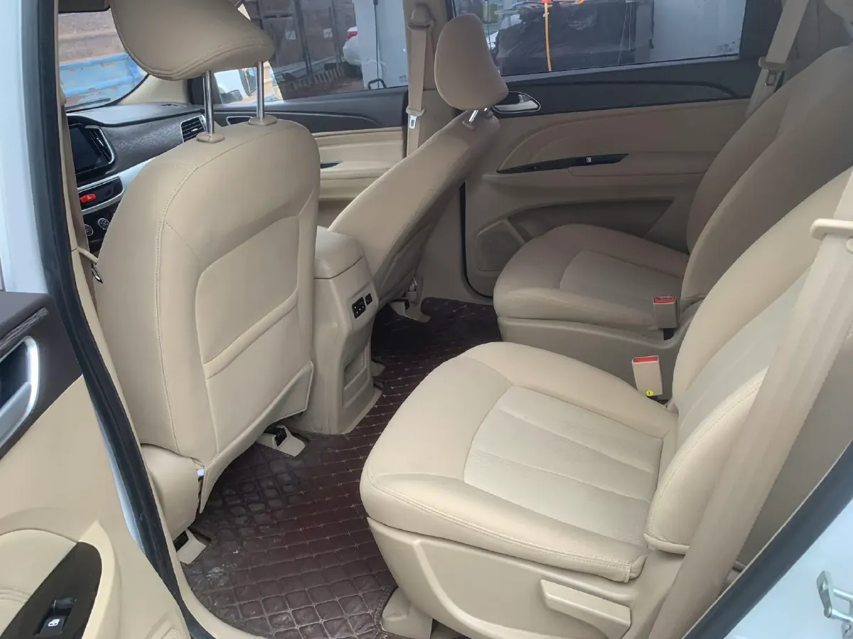 2019 BaoJun 730 1.5L 105HP L4 6MT,autocango,china used car exporter,china ev exporter,chinese used car exporter,chinese used ev exporter