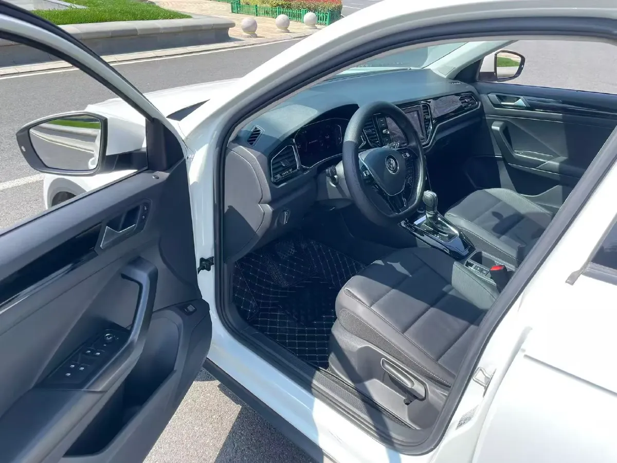 2021 Volkswagen T-Roc 1.4T 150HP L4 7DCT,autocango,china used car exporter,china ev exporter,chinese used car exporter,chinese used ev exporter