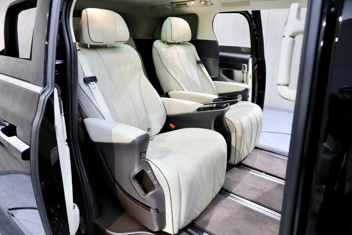 2024 Denza D9 1.5T 139HP L4 E-CVT PHEV 40KWH,autocango,china used car exporter,china ev exporter,chinese used car exporter,chinese used ev exporter