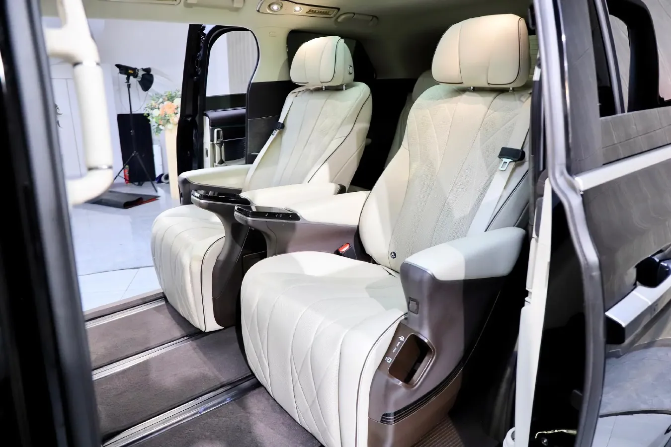 2024 Denza D9 1.5T 139HP L4 E-CVT PHEV 40KWH,autocango,china used car exporter,china ev exporter,chinese used car exporter,chinese used ev exporter