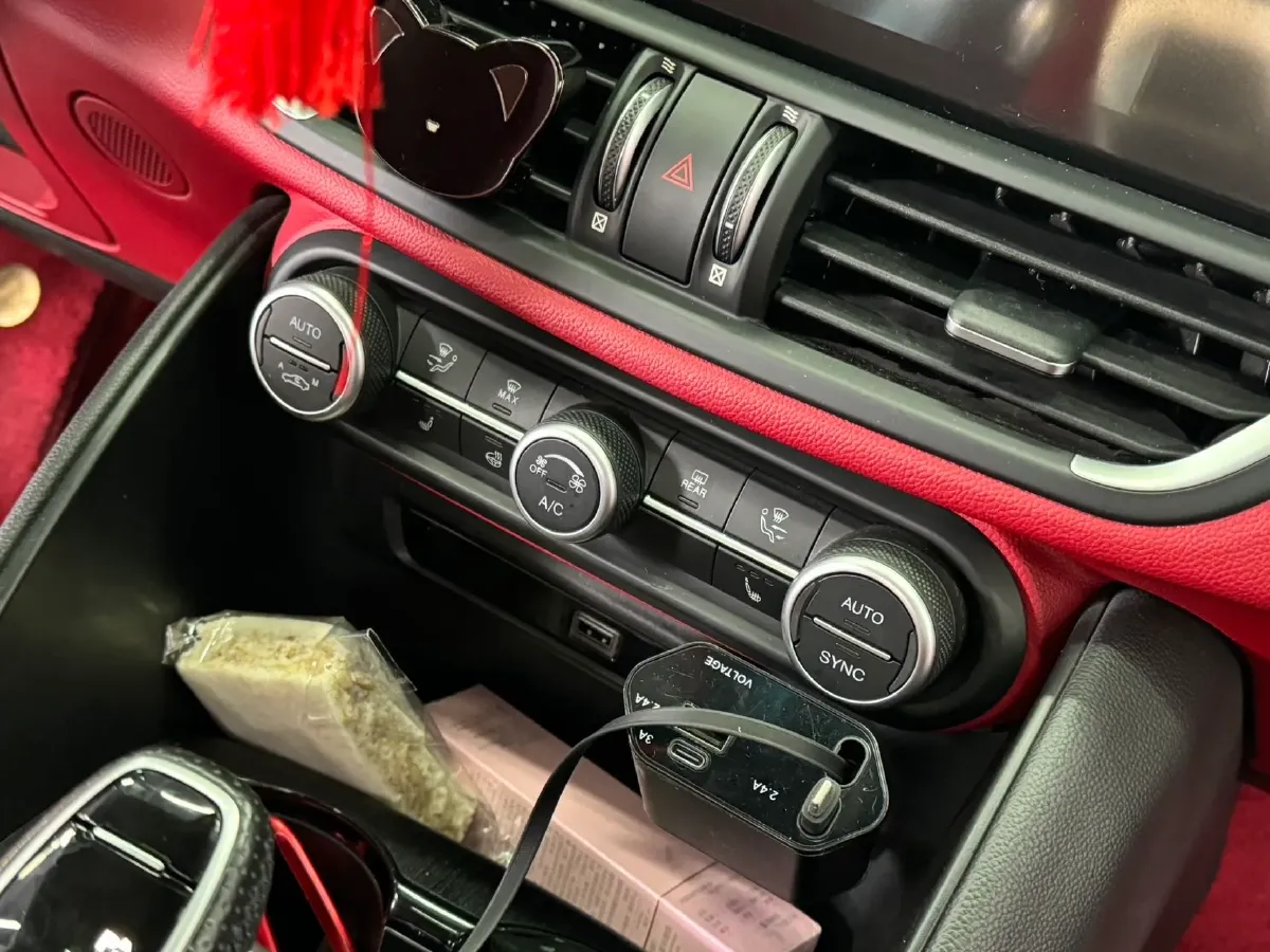 2020 Alfa Romeo Giulia 2.0T 280HP L4 8AT,autocango,china used car exporter,china ev exporter,chinese used car exporter,chinese used ev exporter