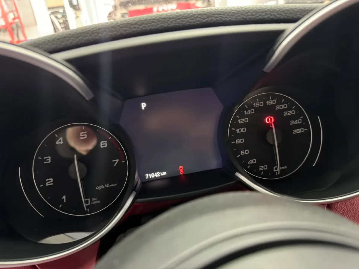 2020 Alfa Romeo Giulia 2.0T 280HP L4 8AT,autocango,china used car exporter,china ev exporter,chinese used car exporter,chinese used ev exporter