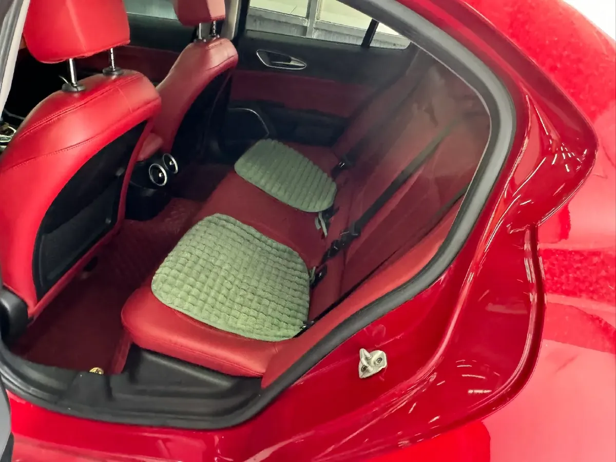 2020 Alfa Romeo Giulia 2.0T 280HP L4 8AT,autocango,china used car exporter,china ev exporter,chinese used car exporter,chinese used ev exporter