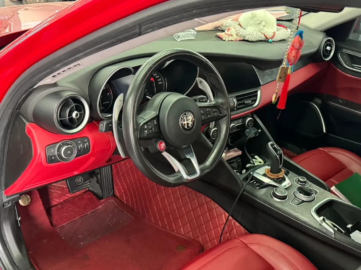 2020 Alfa Romeo Giulia 2.0T 280HP L4 8AT,autocango,china used car exporter,china ev exporter,chinese used car exporter,chinese used ev exporter