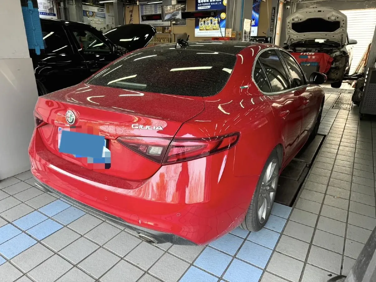 2020 Alfa Romeo Giulia 2.0T 280HP L4 8AT,autocango,china used car exporter,china ev exporter,chinese used car exporter,chinese used ev exporter