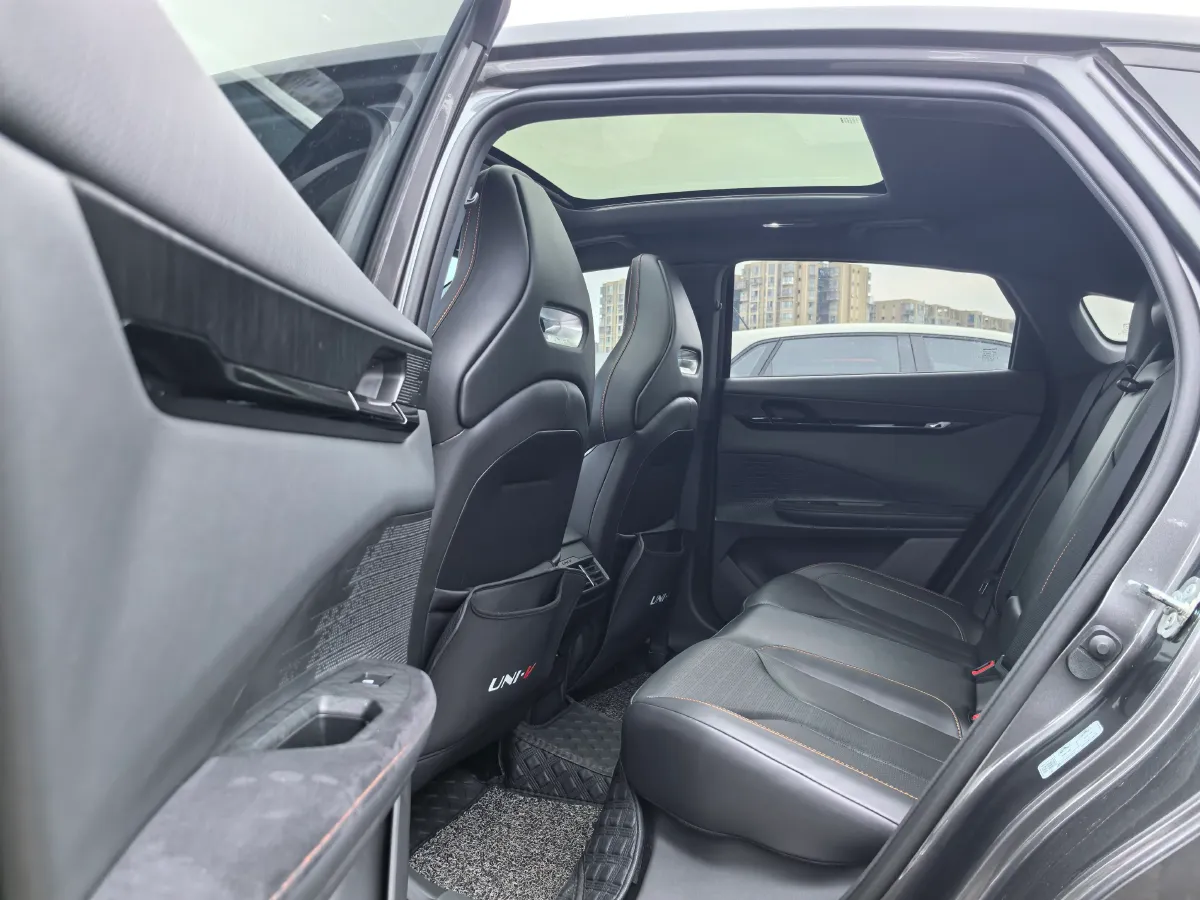 2022 ChangAn UNI-V 2.0T 233HP L4 8AT,autocango,china used car exporter,china ev exporter,chinese used car exporter,chinese used ev exporter