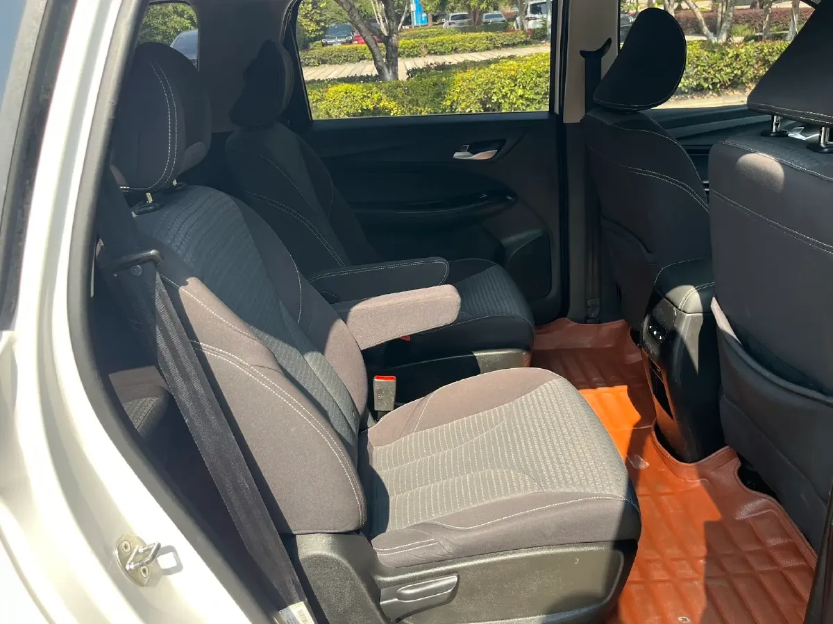 2019 BaoJun 730 1.5L 105HP L4 6MT,autocango,china used car exporter,china ev exporter,chinese used car exporter,chinese used ev exporter