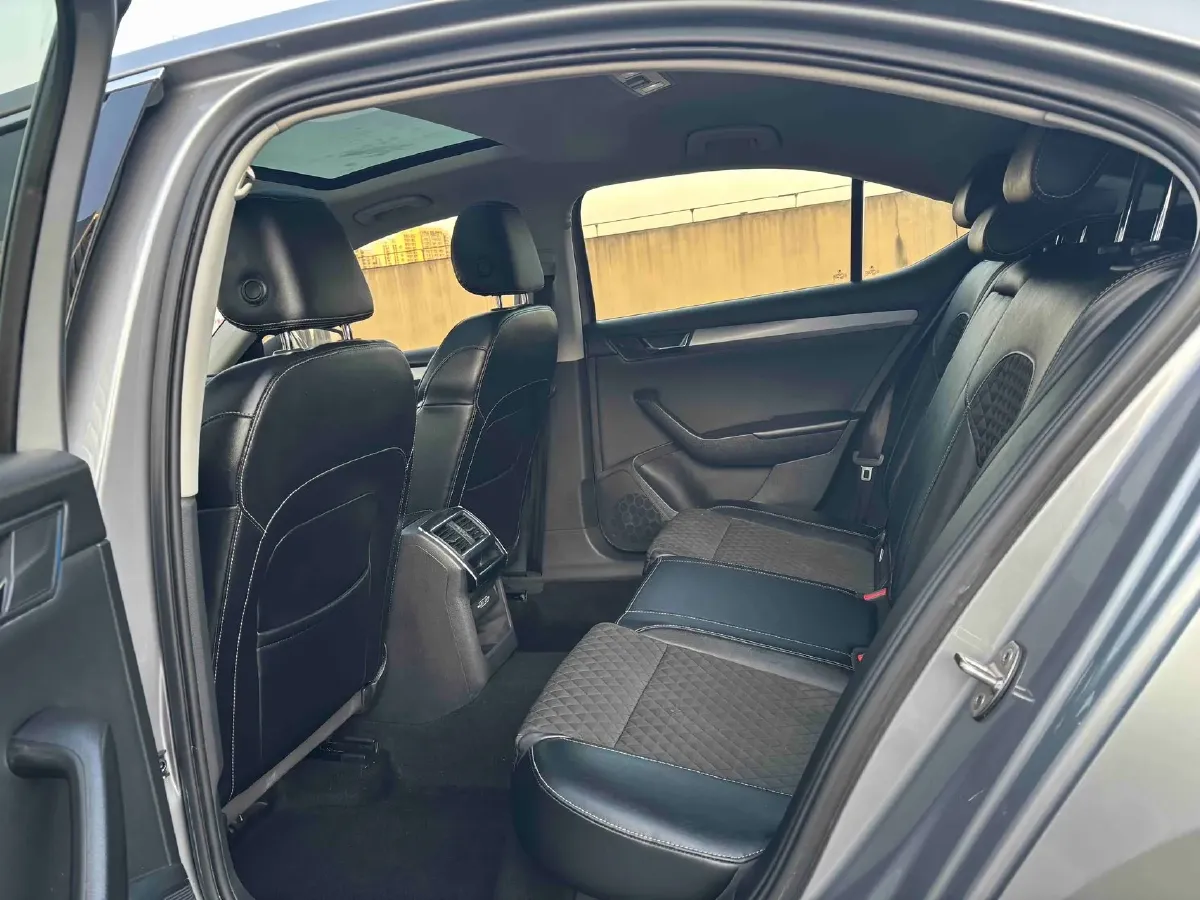 2018 Skoda Superb 1.8T 180HP L4 7DCT,autocango,china used car exporter,china ev exporter,chinese used car exporter,chinese used ev exporter