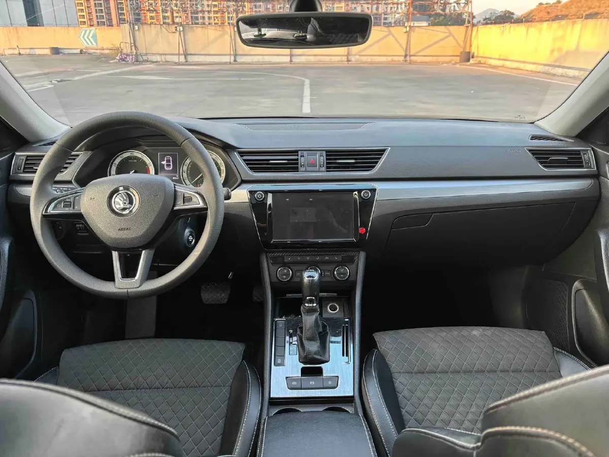 2018 Skoda Superb 1.8T 180HP L4 7DCT,autocango,china used car exporter,china ev exporter,chinese used car exporter,chinese used ev exporter