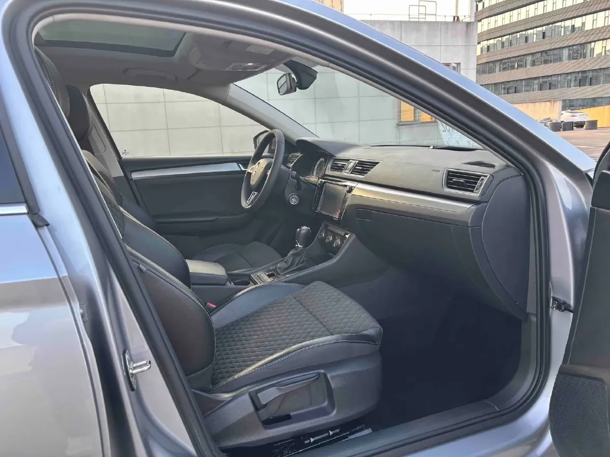 2018 Skoda Superb 1.8T 180HP L4 7DCT,autocango,china used car exporter,china ev exporter,chinese used car exporter,chinese used ev exporter