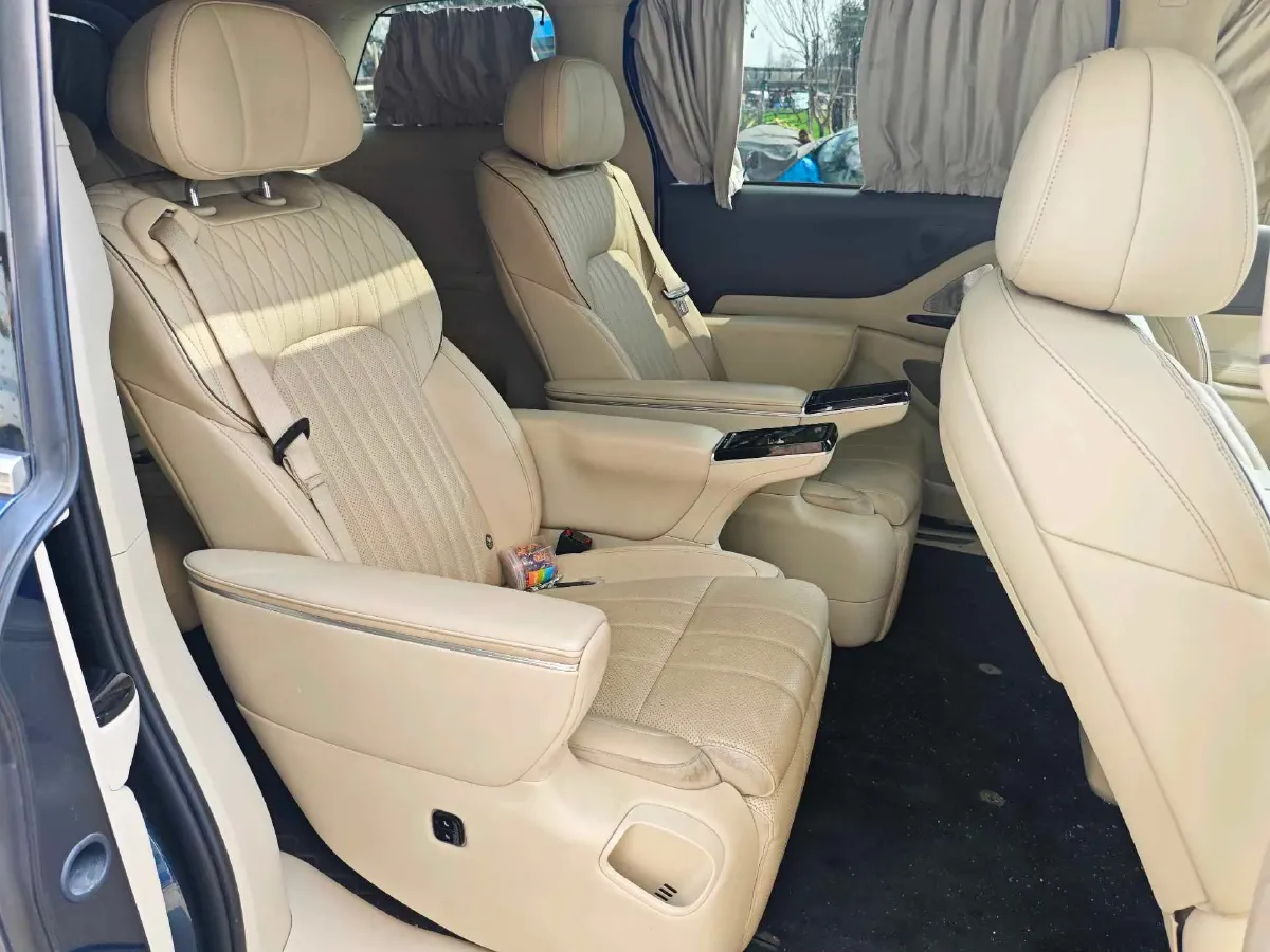 2025 Voyah Dream 1.5T 150HP L4 PHEV 41.7KWH,autocango,china used car exporter,china ev exporter,chinese used car exporter,chinese used ev exporter