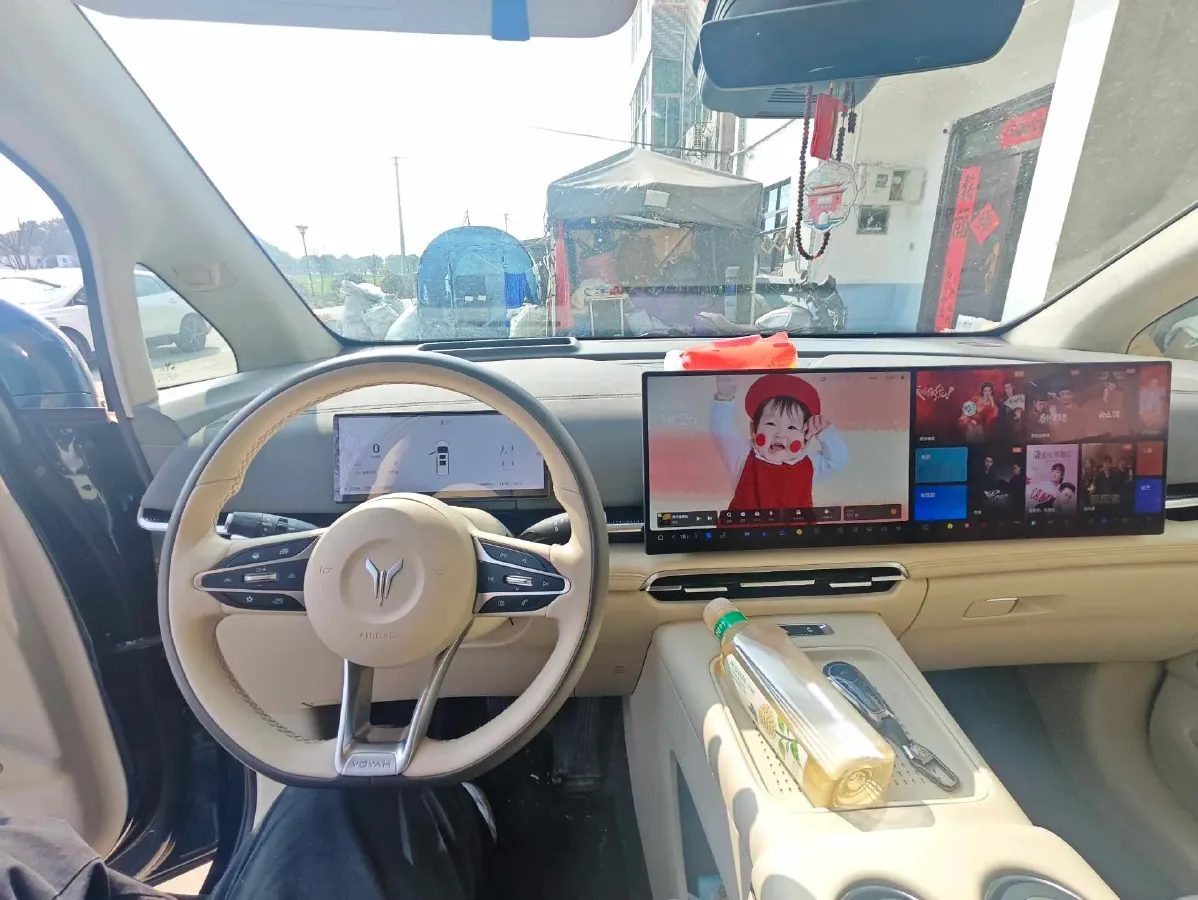 2025 Voyah Dream 1.5T 150HP L4 PHEV 41.7KWH,autocango,china used car exporter,china ev exporter,chinese used car exporter,chinese used ev exporter