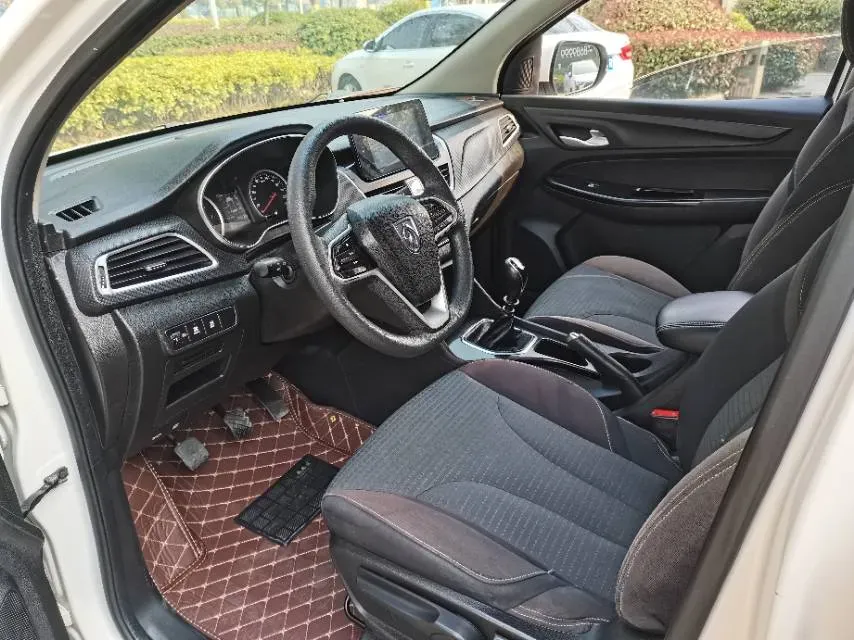 2019 BaoJun 730 1.5L 112HP L4 6MT,autocango,china used car exporter,china ev exporter,chinese used car exporter,chinese used ev exporter