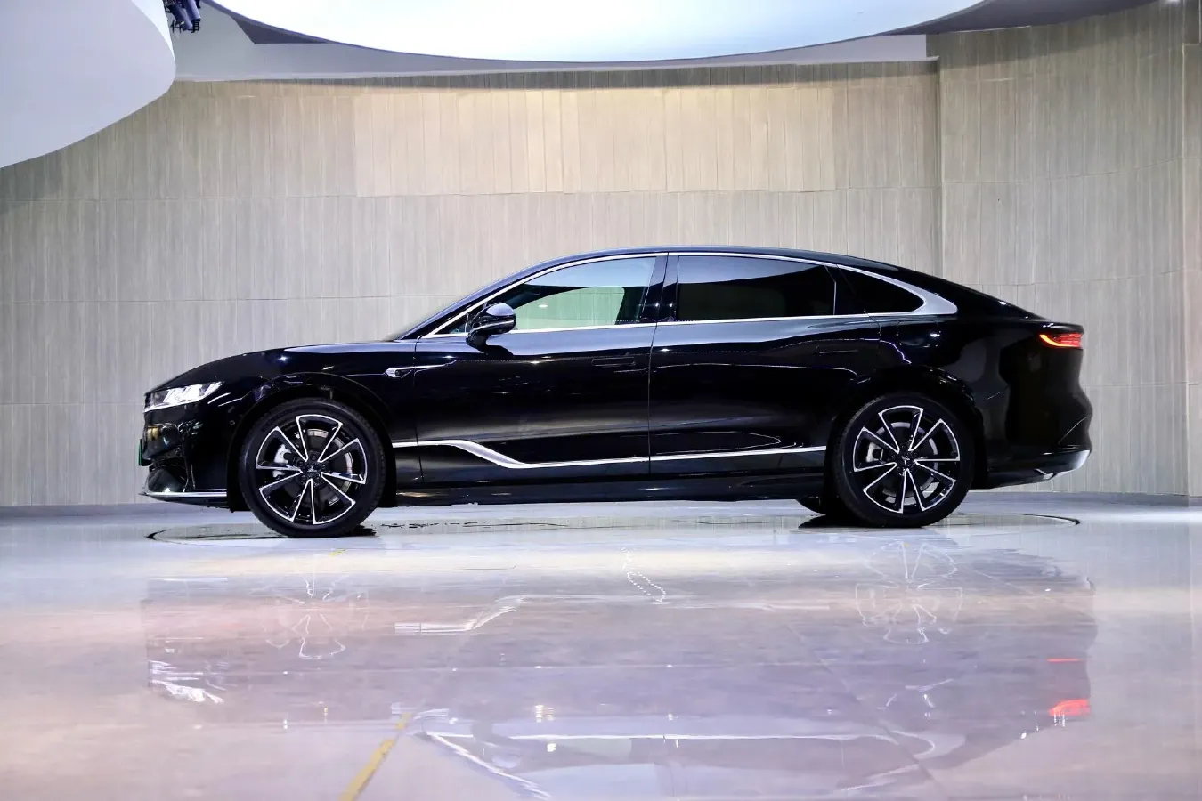 2024 Voyah ZhuiGuang 1.5T 136HP L4 PHEV 43KWH,autocango,china used car exporter,china ev exporter,chinese used car exporter,chinese used ev exporter