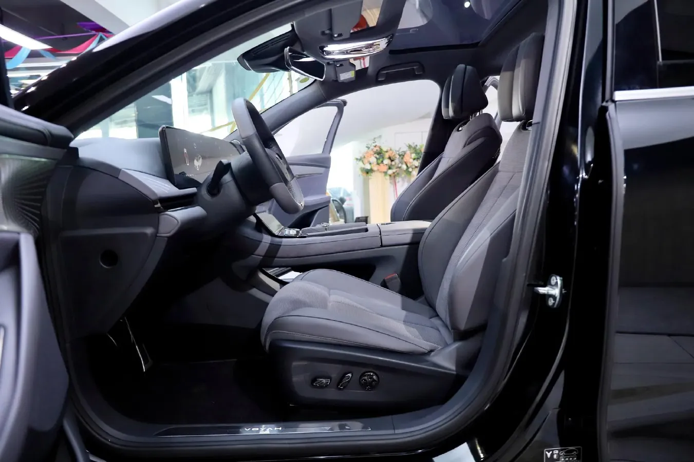 2024 Voyah ZhuiGuang 1.5T 136HP L4 PHEV 43KWH,autocango,china used car exporter,china ev exporter,chinese used car exporter,chinese used ev exporter