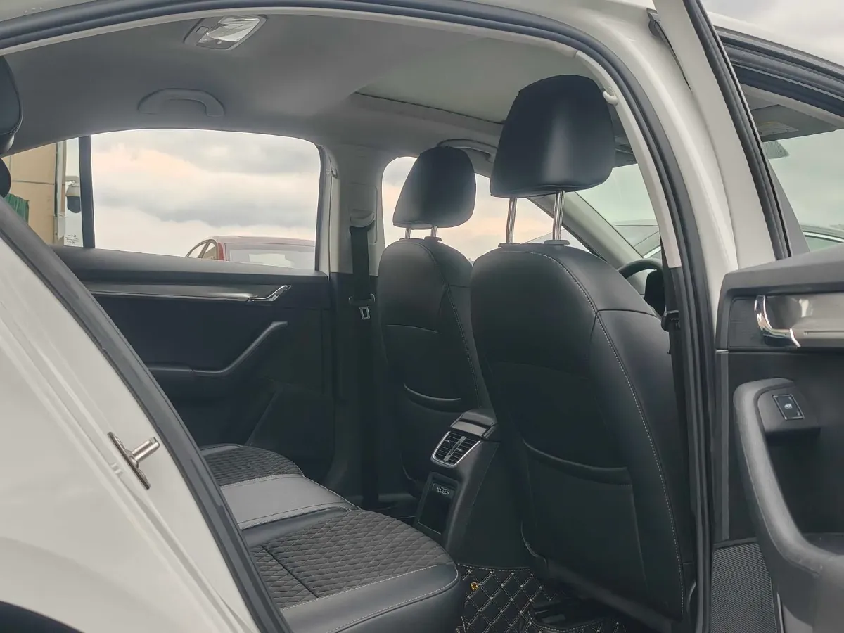 2019 Skoda Octavia 1.5L 116HP L4 6AT,autocango,china used car exporter,china ev exporter,chinese used car exporter,chinese used ev exporter